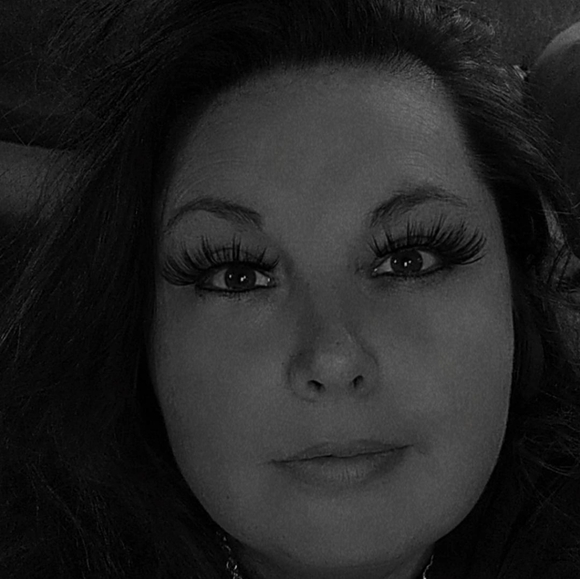 Meet your Posher, Amanda - Picture 2 of 2